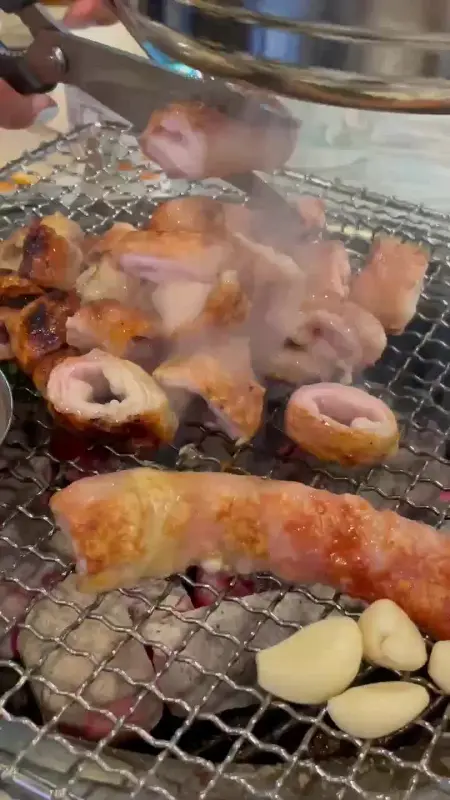 초벌 막창을 자르는 모습