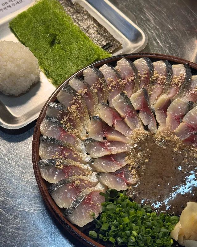 플레이팅이 아름다운 사시미