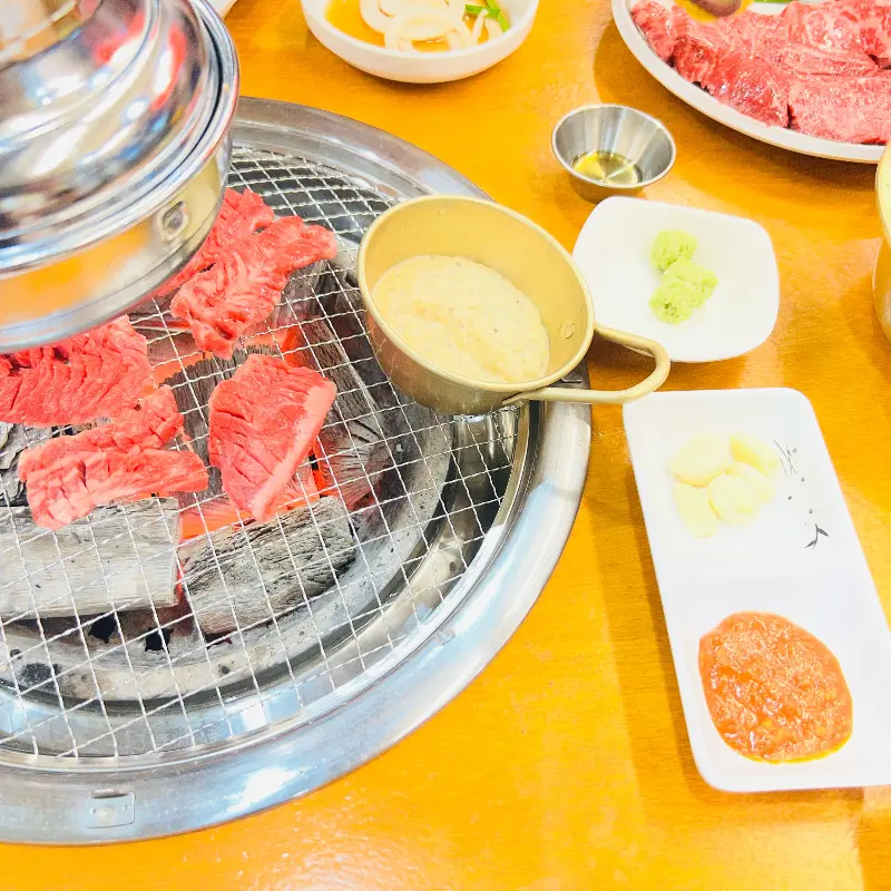 숯불에 구워지는 고기