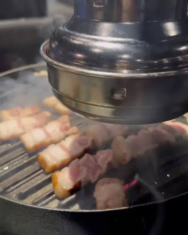 전문가의 손길로 구워지는 삼겹살