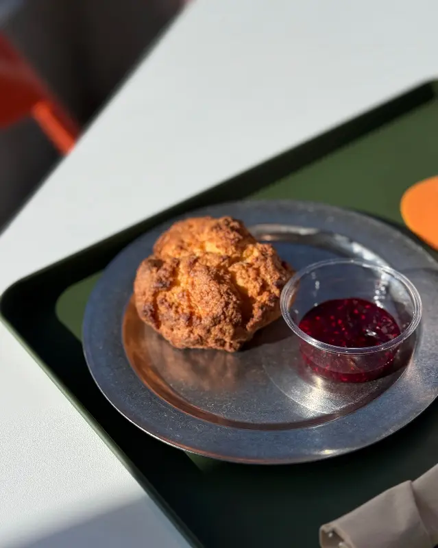 햇살이 따뜻하게 들어오는 창가 좌석