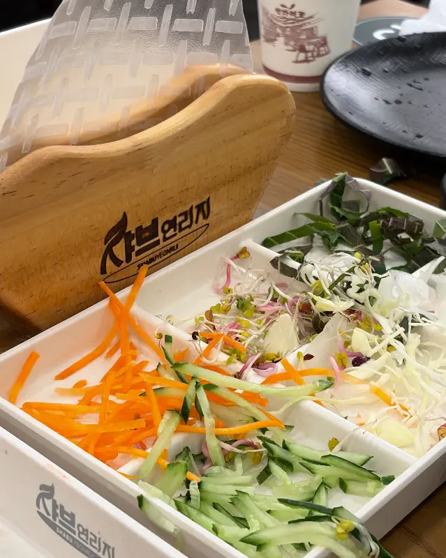 신선한 채소가 담긴 접시