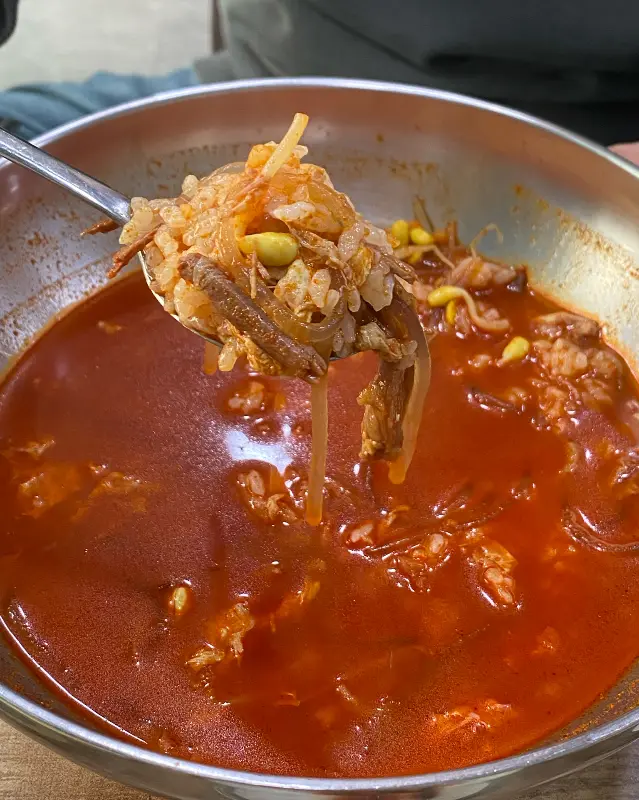 밥과 함께 숟가락에 올려진 육개장 건더기