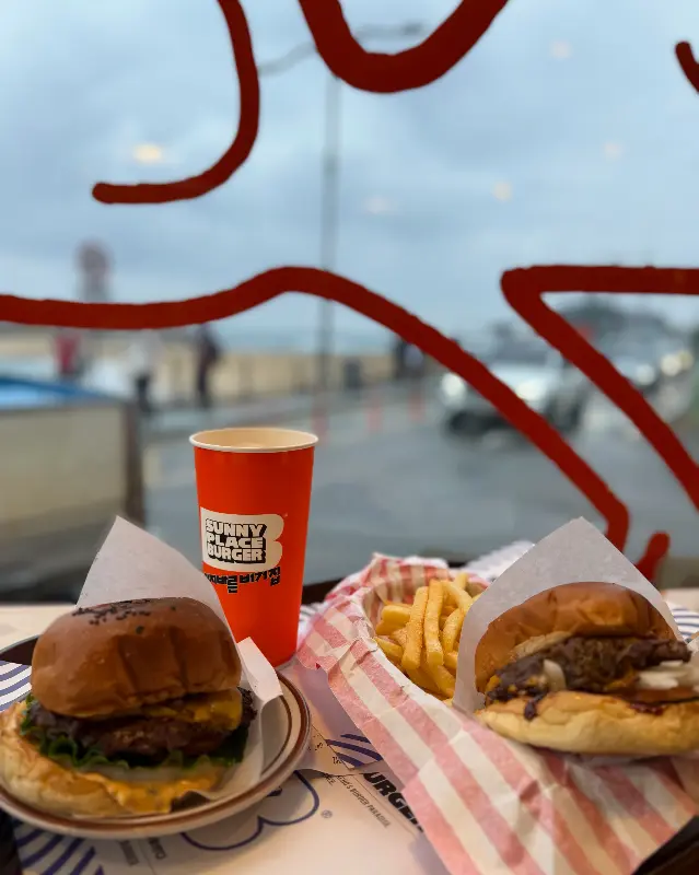 창밖 풍경과 햄버거