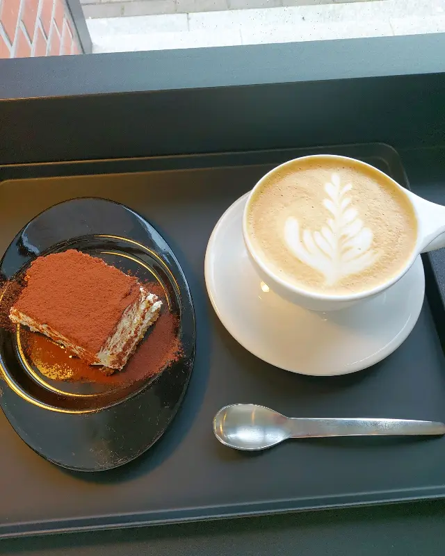 피어몬트 티라미수와 커피