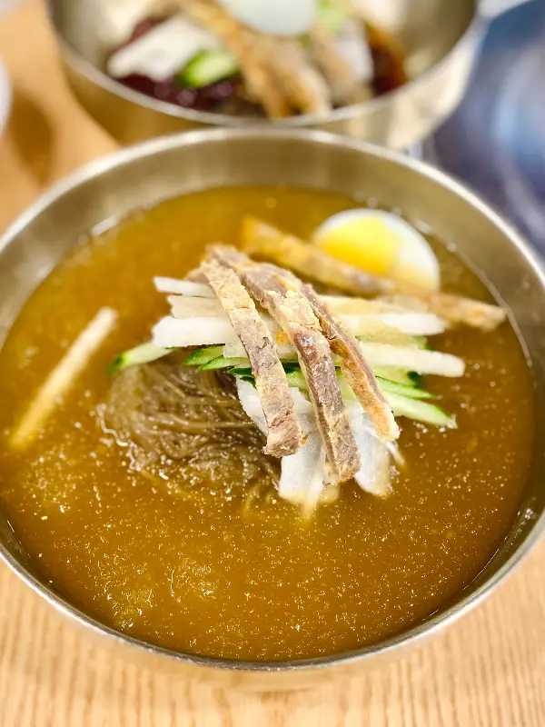 육전고명이 올려진 냉면