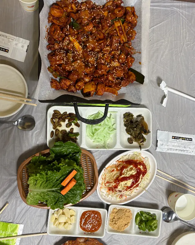 곱창과 함께 차려진 푸짐한 밑반찬