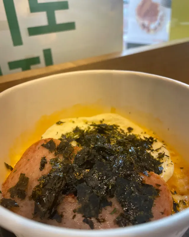 김치볶음밥 위에 스팸과 계란, 김가루가 올려진 모습