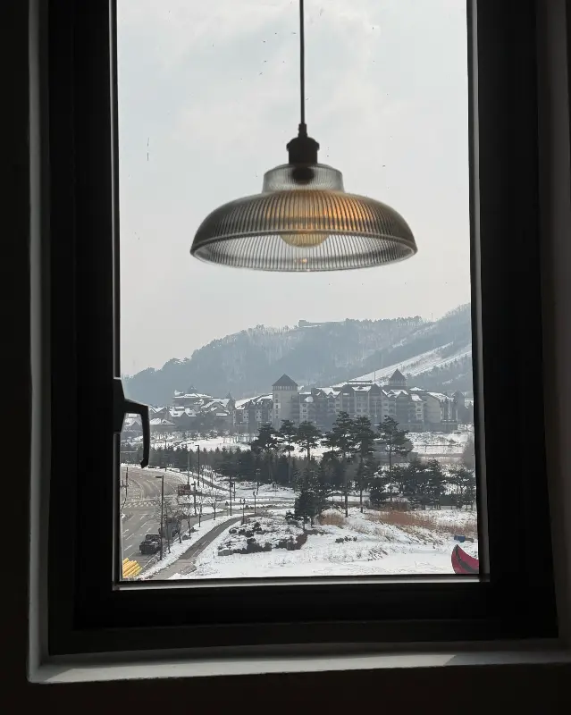 창밖으로 보이는 알펜시아 스키장 뷰