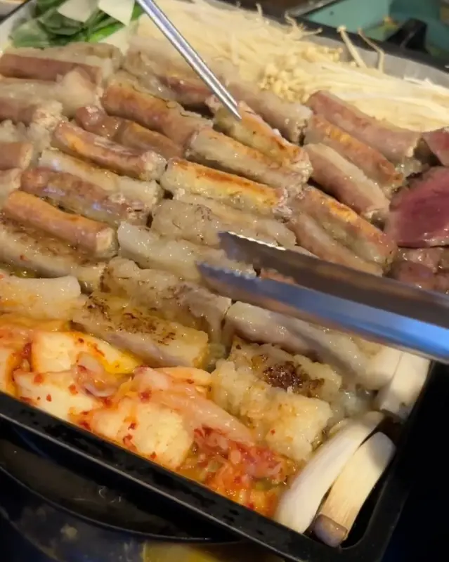 노릇하게 구워진 곱창의 모습