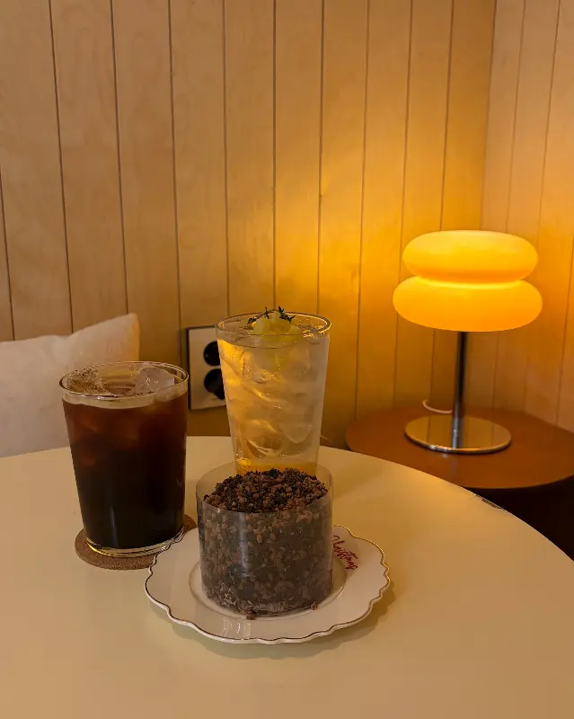 테이블 위에 놓인 음료와 디저트