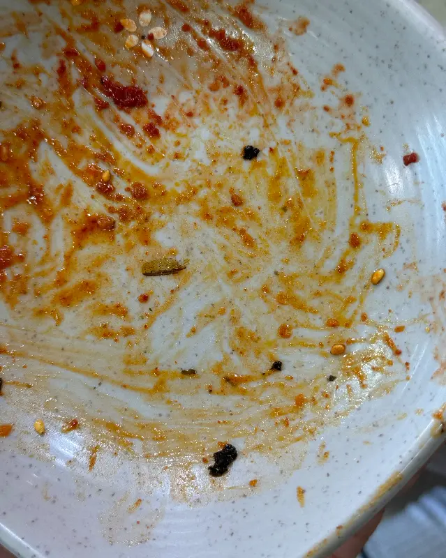 매운 족발 양념이 남은 접시