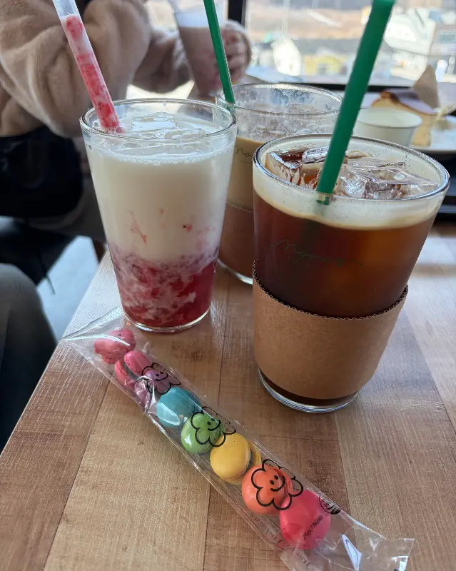 커피와 딸기라떼, 마카롱의 조화