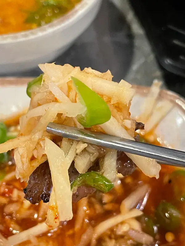 소갈비살을 소스에 찍어먹는 모습