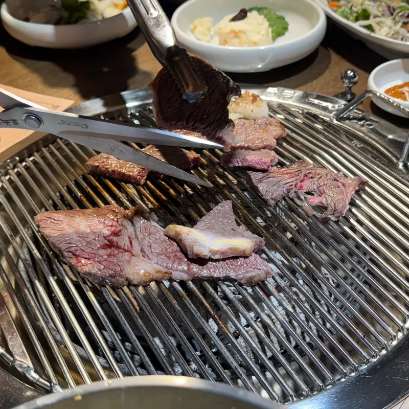 참숯 위에서 익어가는 한우