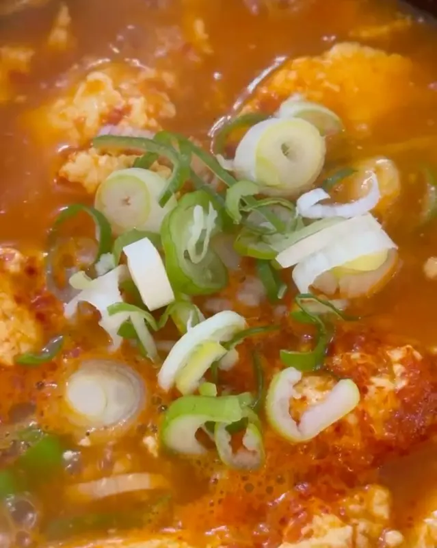 얼큰한 국물과 몽글몽글한 순두부가 조화로운 우렁이 얼큰 순두부