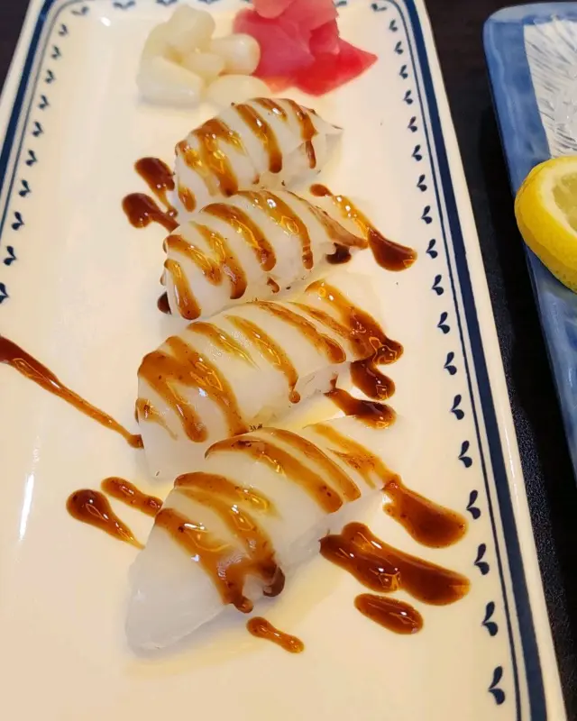 싱싱한 재료가 눈으로도 보이는 스시