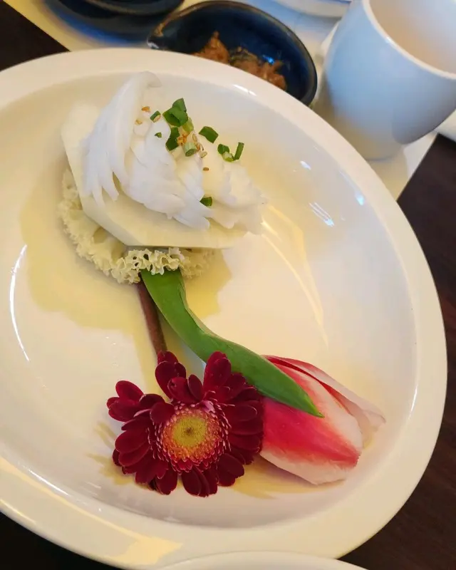 섬세한 플레이팅이 돋보이는 고엔의 요리