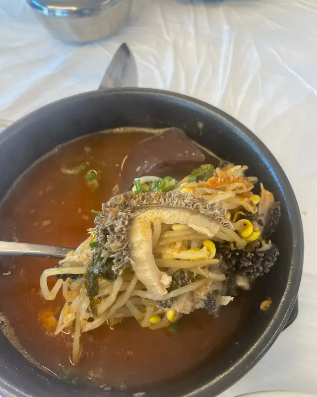 숟가락 위에 올려진 양평해장국 건더기