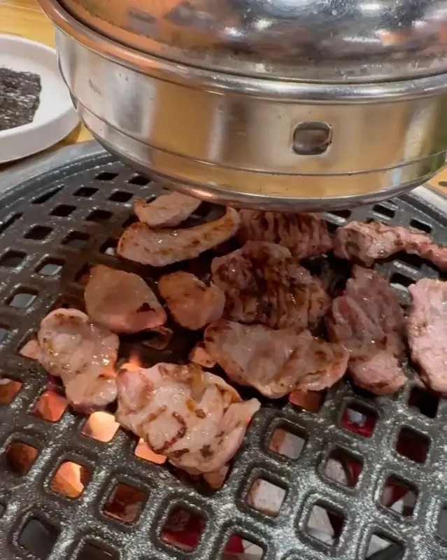 숯불 위에서 익어가는 뽈살