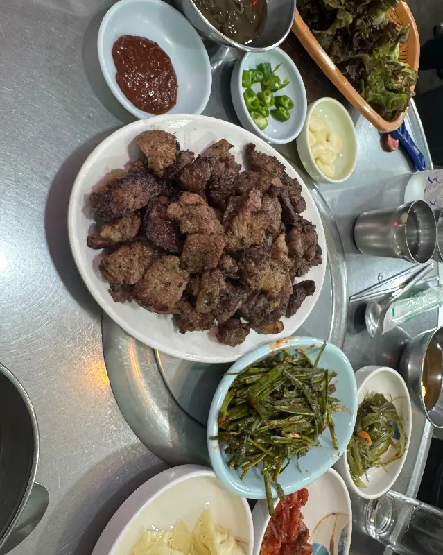푸짐하게 차려진 돼지갈비 한 상
