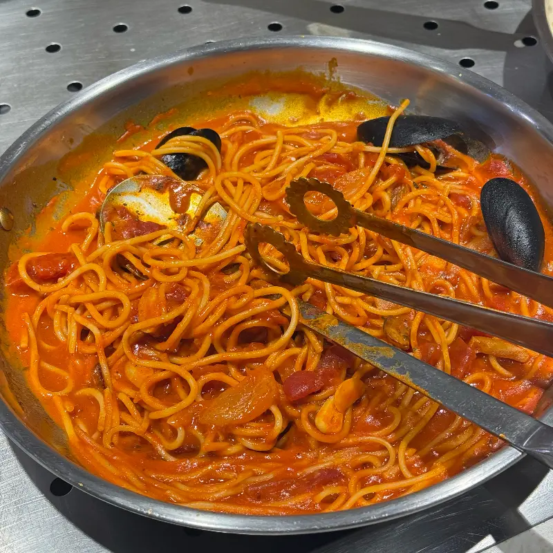 해산물이 들어간 토마토 파스타