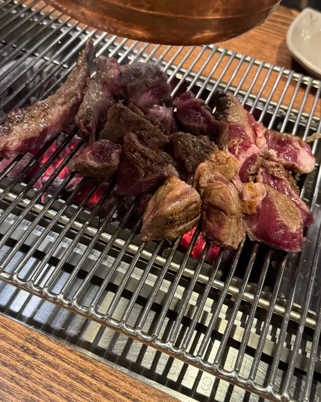 숯불 위에 올려진 양갈비