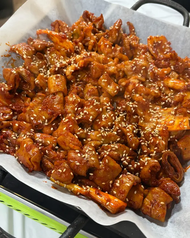 고소한 참깨가 뿌려진 곱창