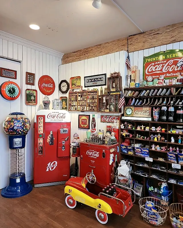 다양한 코카콜라 소품들이 진열된 모습