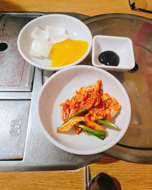 기본 반찬으로 제공되는 김치와 단무지
