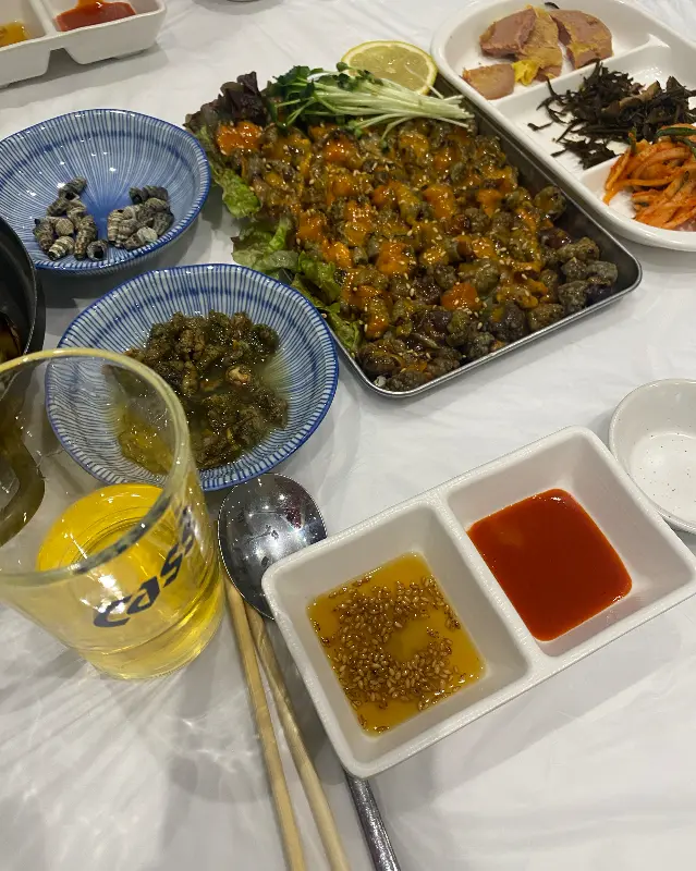 해산물과 함께 제공되는 곁들임 메뉴