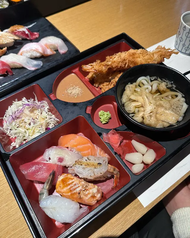 스시마츠의 맛깔스러운 가족 세트