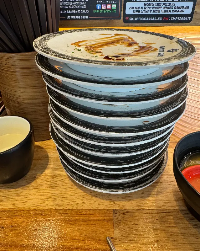 테이블에 쌓인 빈 접시