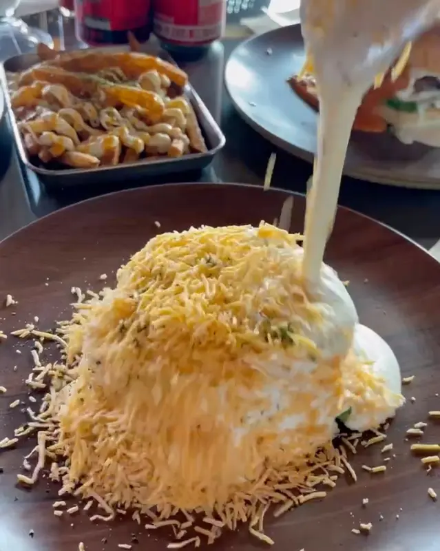 화이트킹 버거 소스 뿌리는 모습