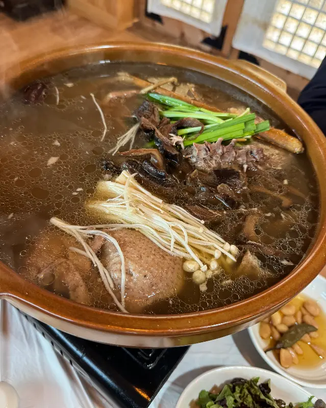 능이 오리 백숙이 담긴 뚝배기