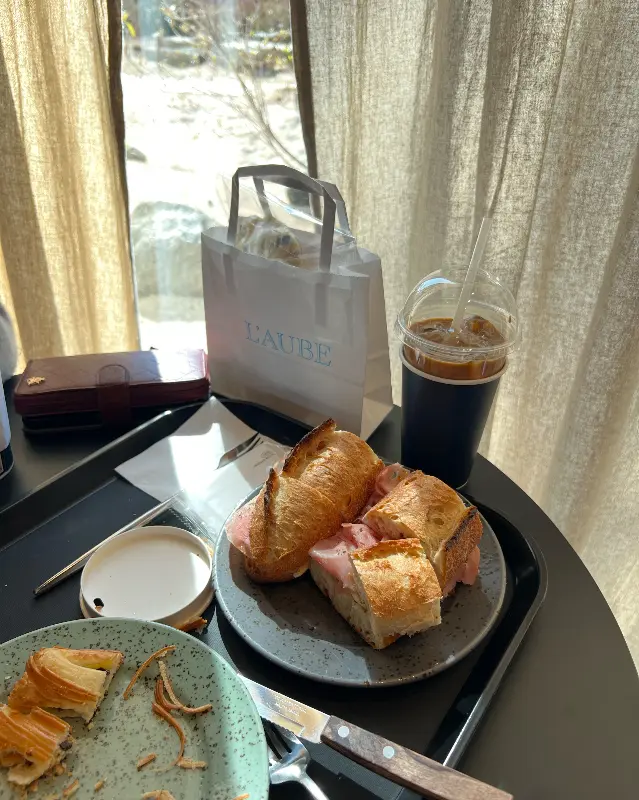 쟁반 위에 놓인 빵과 커피