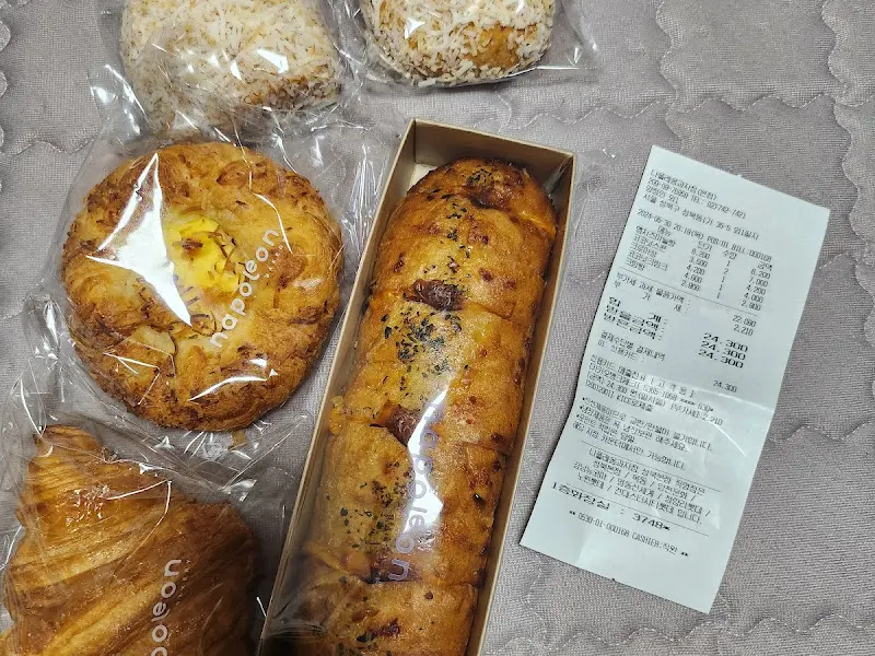 나폴레옹 과자점에서 구입한 빵들
