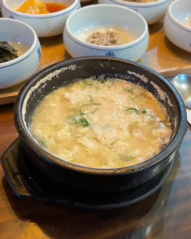 몽글몽글한 순두부가 가득 담긴 뚝배기