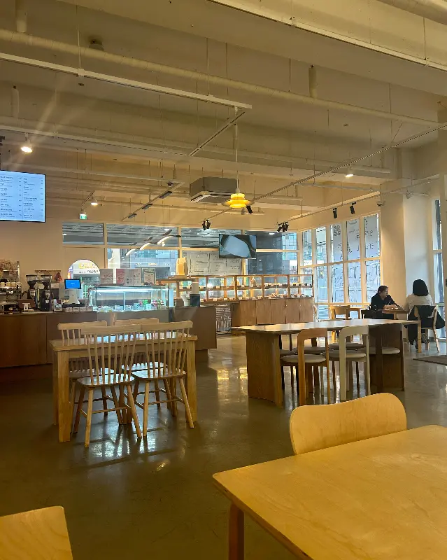 넓고 쾌적한 매장 내부