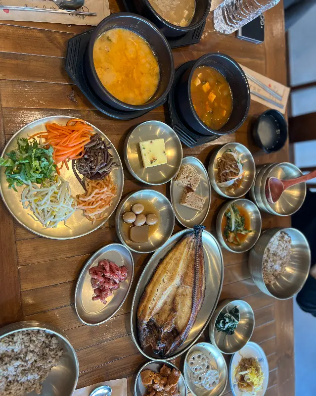 테이블 가득 차려진 음식