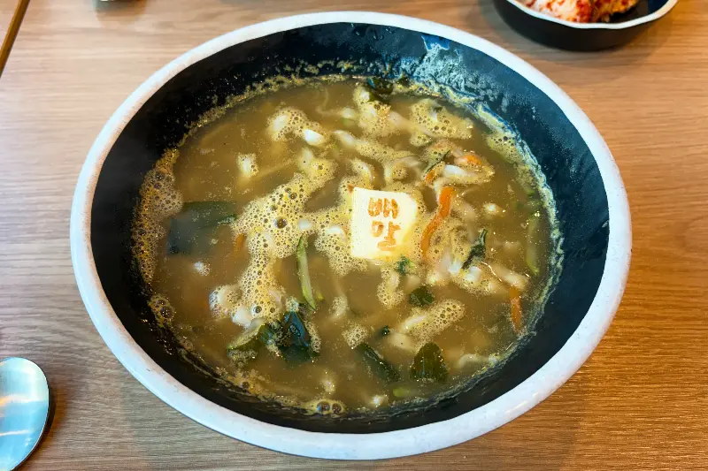 배말칼국수의 뽀얀 국물