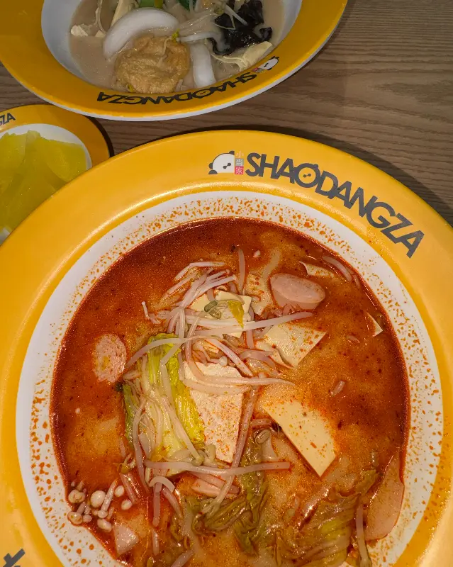 테이블 위에 놓인 냅킨과 식기류. 깔끔하게 정돈된 모습이다.