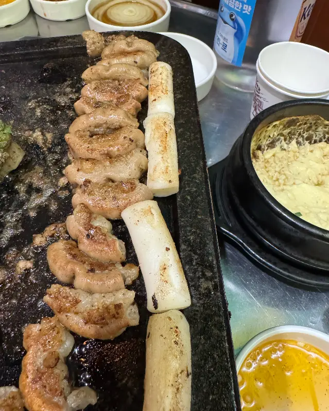 돌판 한 켠에 가지런히 놓여 있는 구워진 떡의 모습