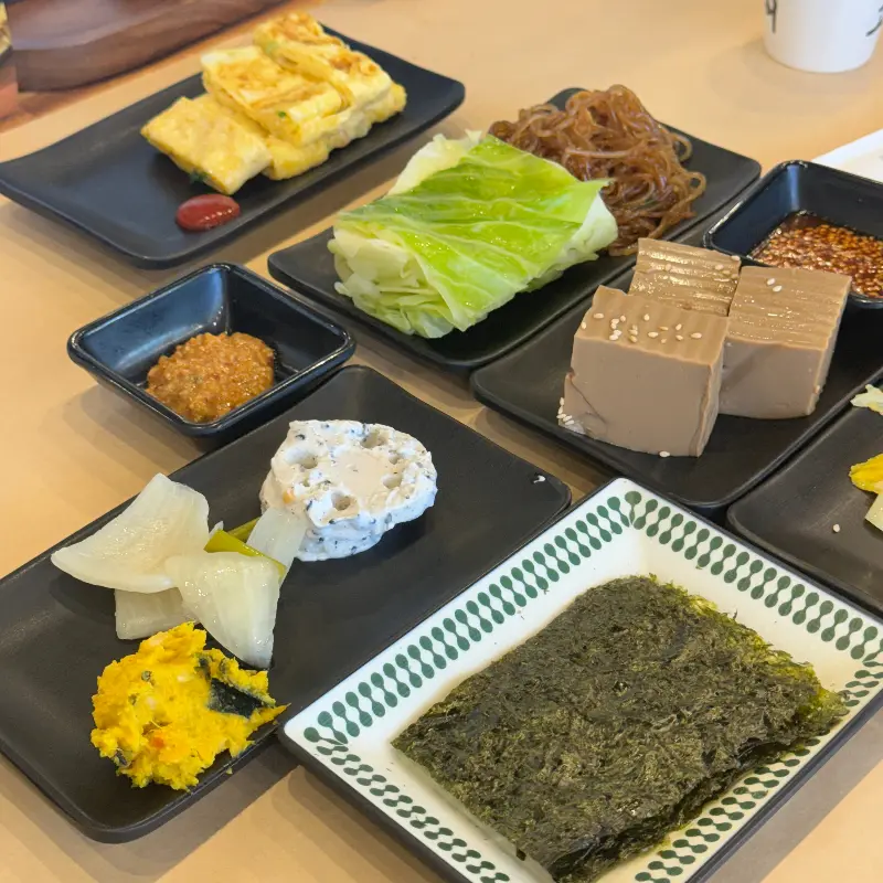 다채로운 셀프바 반찬