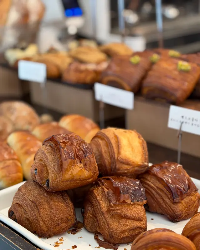 진열대에 놓인 뺑오쇼콜라와 몽블랑