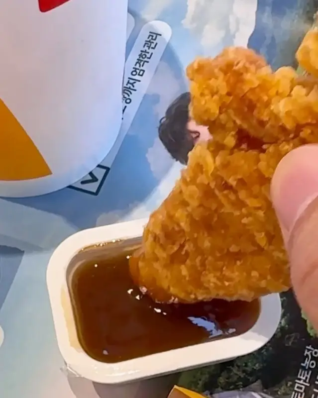 치킨 너겟과 소스