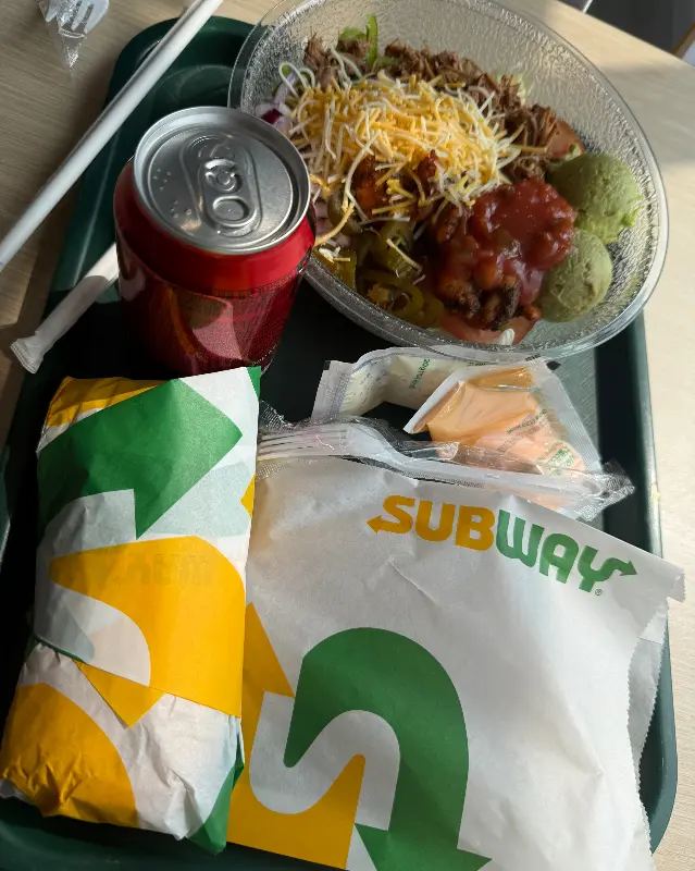 타코 샐러드와 샌드위치