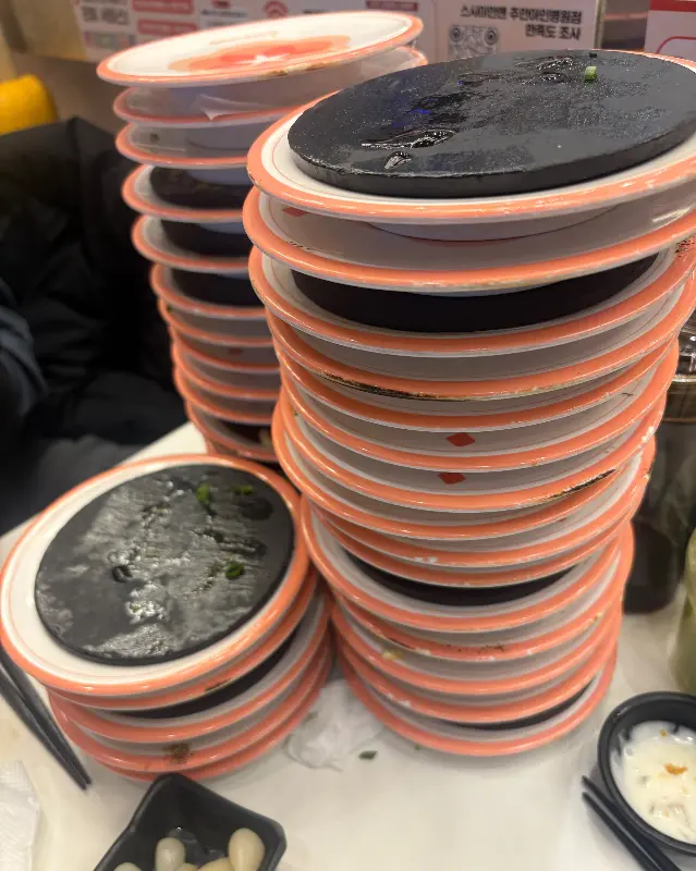 초밥 접시가 탑처럼 쌓여가는 행복