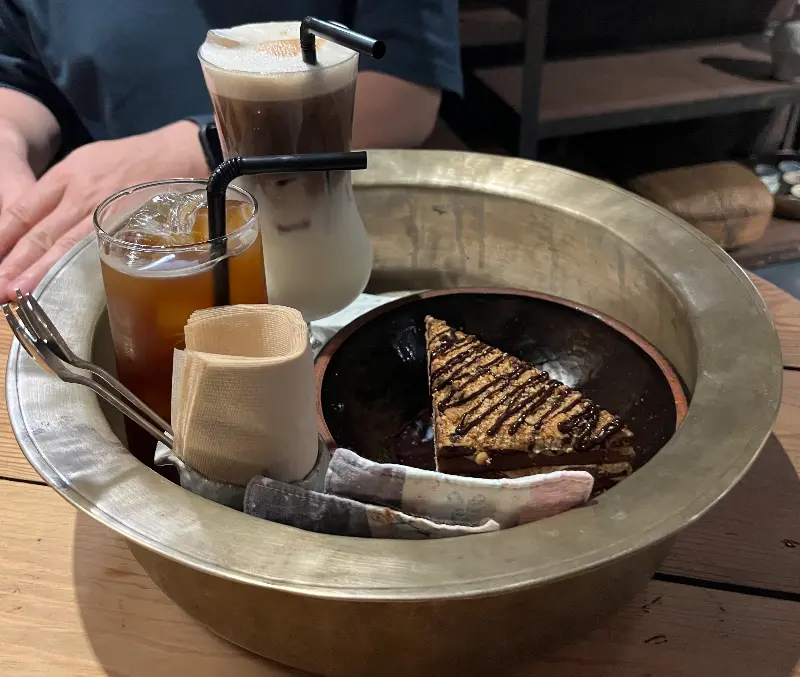 카페 메뉴: 독특한 그릇에 담겨 나오는 음료와 디저트가 인상적이다.
