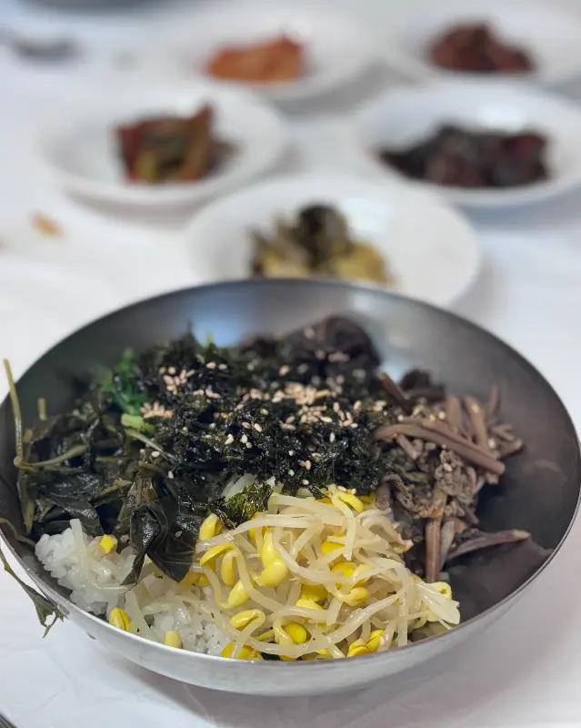 나물 가득한 산채비빔밥